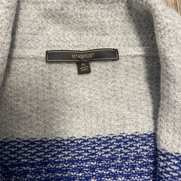 Size XL max studio long cardigan
71% acrylic 25% nylon  4% spandex 

#2 - Picture 2 of 4